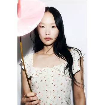 Топ с оборкой HM кремовый с маленьким цветком