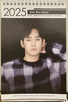 Товары Ким Су Хён 2025-2026 2-летний настольный календарь с переворачивающейся фотографией коллекционная карточка [Товар]