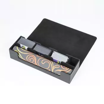 TOYGER All in One — игровая площадка и аксессуары, все в специальном кейсе для палубы, в котором также можно хранить игровые коврики и аксессуары. В комплект входит кейс [Для хранения палуб, ковриков,