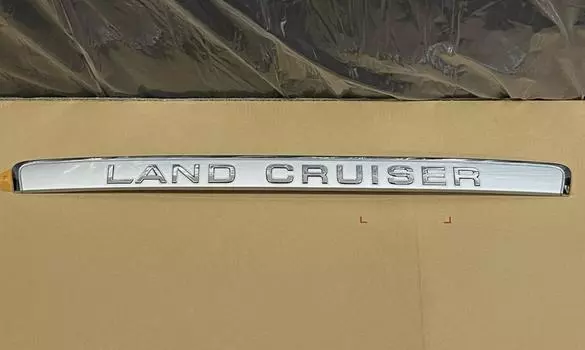 Toyota 75441-60500-B4 Land Cruiser ПЛАСТИНА, ЗАДНЯЯ ДВЕРЬ НАЗВАНИЕ № 3 Оригинальные запчасти OEM