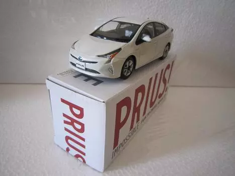 Toyota Official Mini Car New Prius Color Sample White Pearl Crystal Shine 070 1/30 белый
