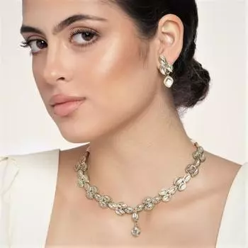 Традиционное золотое колье Kundan со сверкающими листьями