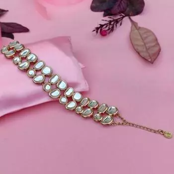 Традиционный браслет Kundan с двойной линией золотого тона (регулируемый)