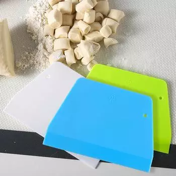 Трапециевидный пластиковый нож для теста и масла розовый