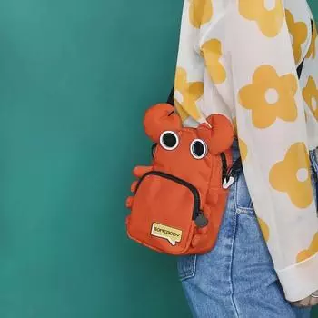 «Трехцветная сумка через плечо с мультяшным крабом — забавный квадратный дизайн для телефонов для девочек».