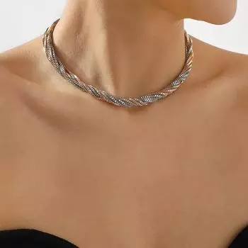 Трехцветное витое ожерелье простое и элегантное, с несколькими слоями цепочек, расположенных сверху. золотой