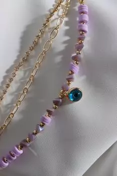 Трехкомпонентный браслет золотого цвета с детализацией в виде водных путей фиолетового цвета с бусинами от сглаза