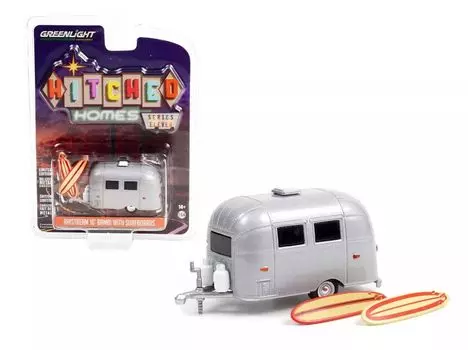 Трейлер Greenlight Airstream Bambi с доской для серфинга Greenlight Airstream Bambi 1/64 16 [предмет] серебряный