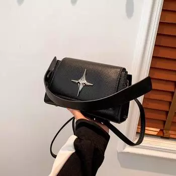 Трендовая модная сумка на одно плечо с косым креплением, простая повседневная сумка для женщин 2024 года, зимняя новая модная портативная маленькая квадратная сумка чёрный