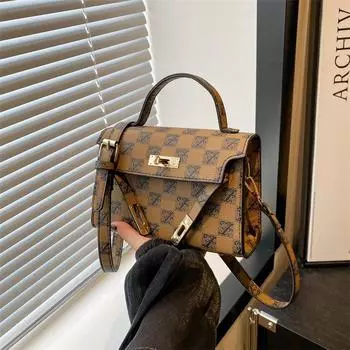 Трендовая текстура модная персонализированная женская сумка 2024 года корейская версия красивой тенденции отдыха иностранный стиль одно плечо косой пролет маленький чёрный