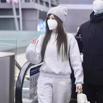 Трендовая женская повседневная толстовка из бархата с принтом от Wang Xinling осень/зима 2024 года S