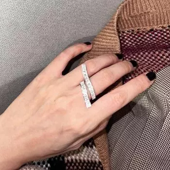 Трендовое кольцо открытого дизайна с сияющими циркониевыми камнями для потрясающего образа для женщин