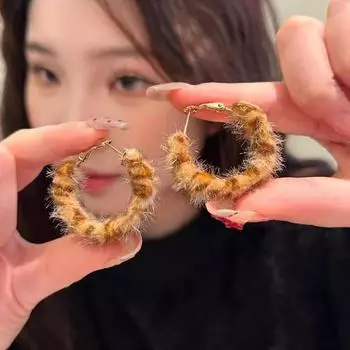 Трендовые бархатные серьги с леопардовым принтом в гонконгском стиле: Классический нишевый дизайн на осень и зиму для стильного и уникального образа. plush цветной печати леопарда