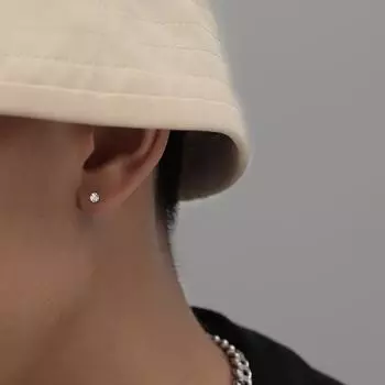 Трендовые мужские серьги с одним мини-бриллиантом 2022 года — стильный, простой, нишевый дизайн