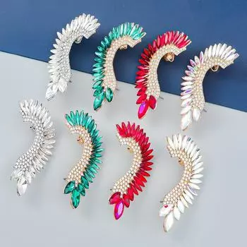 Трендовые серьги 2022 года в форме полусердца с цветными бриллиантами и стразами зелёный