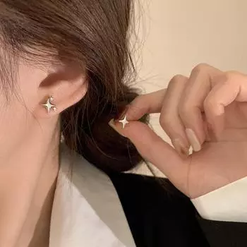 Трендовые серьги-звезды 2023 года: Серебряная игла S925, удобная для сна конструкция для женщин Asymmetrical pair (silver needle)