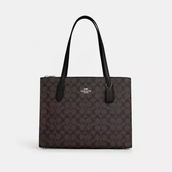 Тренер Нина Кэрриалл в фирменном канве