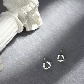 Треугольные серьги-гвоздики Женская личность Вращающиеся полые геометрические серьги Girl Heart Корейская версия Аксессуары для нишевого дизайна