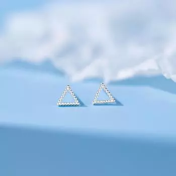 Треугольные серьги-гвоздики Женские нишевые модные простые геометрические серьги для поездок на работу Темпераментные дырки для ушей Маленькие серьги