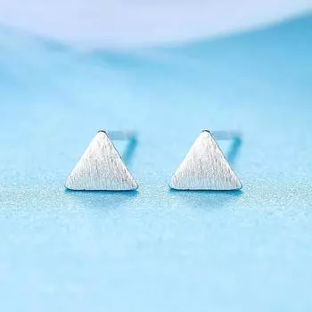 Треугольные серьги-гвоздики женские ретро простые матовые геометрические серьги модный тренд корейская версия нишевый дизайн аксессуары