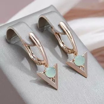 Треугольные серьги Kinel с изумрудно-зеленым цирконом розового золота