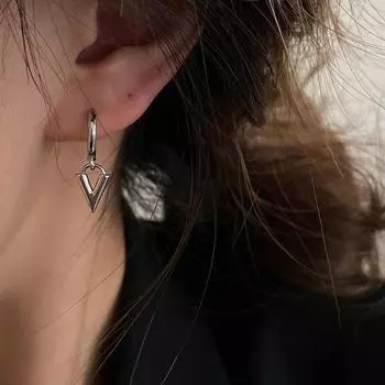 Треугольные серьги, застежки-пряжки, женский нишевый дизайн, светочувствительная поверхность, серьги в стиле ретро с буквами V.