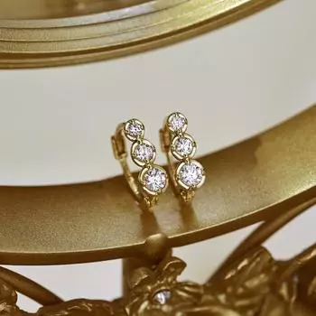 Три круглые серьги с пряжкой из круглого бриллианта геометрического размера