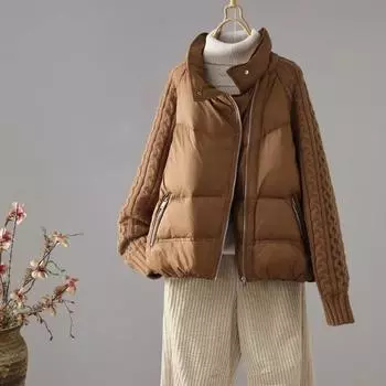 Трикотажный пуховик с вшитыми рукавами, женская зимняя мода 2024 года, короткая стойка, косая молния, теплая маленькая куртка Tide M темно-коричневого