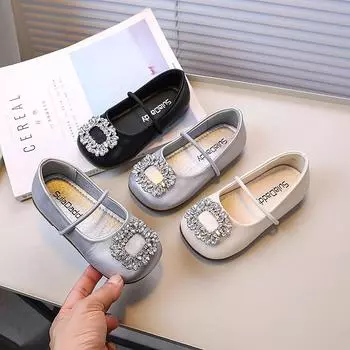 Туфли для девочек с пряжкой и бриллиантами, весенне-летние новые кожаные туфли для маленьких девочек, корейская версия, детские туфли принцессы на мягкой подошве для выступлений 23 чёрный
