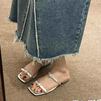 Туфли для женщин Летние женские тапочки Однотонные квадратные носки Love Sequins Пляжные тапочки на низком каблуке с открытым носком для женщин 35 серебряный