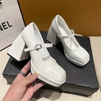 Туфли Мэри Джейн большого размера на высоком каблуке женские французские туфли с одним словом на толстом каблуке одинарные туфли 2024 новые водонепроницаемые туфли с квадратной головкой маленькие кожаные туфли 35 белый