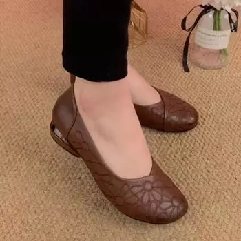 Туфли на низком каблуке с круглой головкой и мягкой подошвой для мам 2025 года, летние новые удобные туфли с легким носом в стиле ретро с мягкой поверхностью, маленькие кожаные туфли, одинарные туфли 35 темно-коричневого