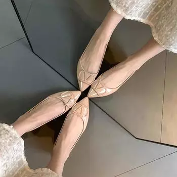 Туфли на плоской подошве в стиле девушки, новинка 2024 года, лакированная кожа телесного цвета, V-образная пряжка, заостренные туфли, женские, с неглубоким горлом, темперамент, банкет 35