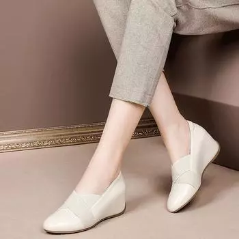 Туфли на танкетке для мамочек в британском стиле с плоским дном и круглым носком, модные туфли на высоком каблуке для женщин, маленькие кожаные туфли, увеличивающие внутреннюю высоту, ленивые туфли 34