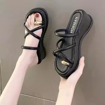 Туфли на танкетке, женская летняя одежда 2025 года, новые черные босоножки с застежкой-липучкой и ремешком на носке, классные тапочки на толстой подошве 35