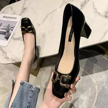 Туфли на высоком каблуке в стиле ретро, квадратная головка, толстые и модные, новые металлические украшения, неглубокая горловина, квадратная женская обувь 34 чёрный