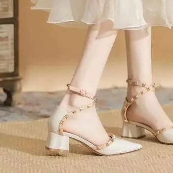Туфли на высоком каблуке женские весна-лето 2025 года, новые сандалии с заклепками и тонким каблуком, одно слово, из мягкой кожи, французские сандалии с острым носком 34