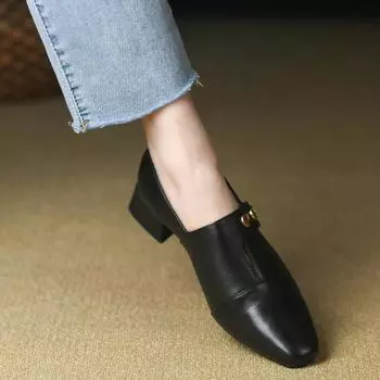 Туфли женские с круглым носком и глубоким горлом, средний каблук, весна и осень, новый первый слой, заклепки, модные туфли из кожи на низком каблуке для женщин 35 чёрный