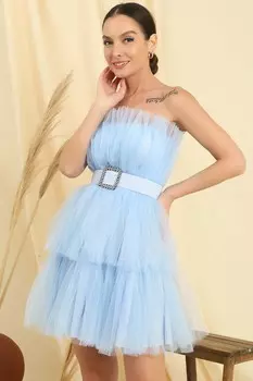 Тюлевое платье с поясом на талии и многослойная юбка