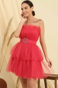 Тюлевое платье с поясом на талии и многослойная юбка