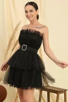 Тюлевое платье с поясом на талии и многослойная юбка