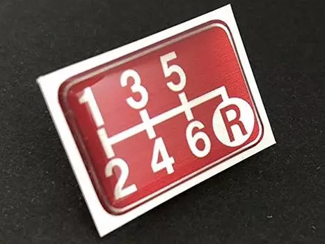 Tuningfan SPE-R602 Эмблема схемы переключения передач Красная Справа внизу R для автомобилей с 6-ступенчатой МКПП Красная