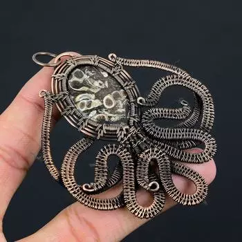 Turritella Fossil Форма осьминога Драгоценный камень Чистая медная проволока Обернутая подвеска ручной работы Ювелирные изделия 3.43 Inches коричневый