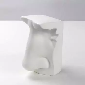 Творческие черты лица Искусство Мягкая мебель Модель дома B&B Входная дверь Кабинет Персонаж Скульптура Абстрактные украшения