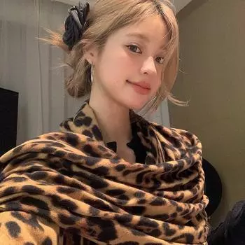 У Цзи Фанюань тот же нишевый дизайн, леопардовый принт, длинный шарф, женский американский стиль Spice Girls, модная шаль.