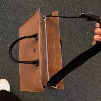 У Hei Ge есть такая же осенне-зимняя матовая сумка на молнии в стиле ретро, большая вместительная сумка через плечо на одно плечо. 33*28*12