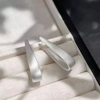 U-образные серьги для женщин с модными и простыми дорожными матовыми текстурированными серьгами высокого класса