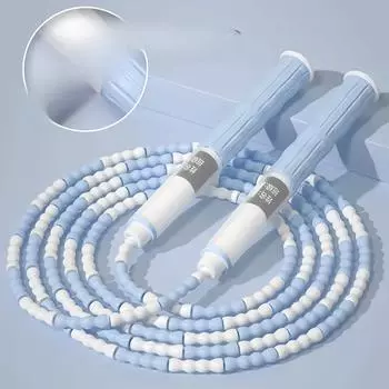 Учащиеся начальной и средней школы могут поправить бамбуковую скакалку во время вступительных экзаменов в старшую среднюю школу.