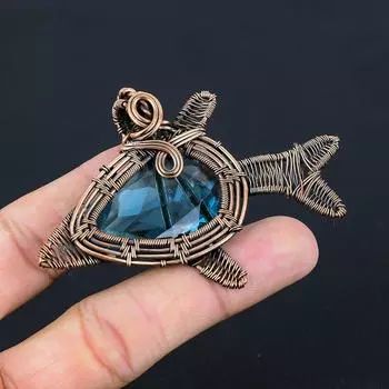 Удивительный голубой топаз, драгоценный камень ручной работы из чистой медной проволоки, обернутый рыбой, кулон, ювелирные изделия 2.36 Inches синий