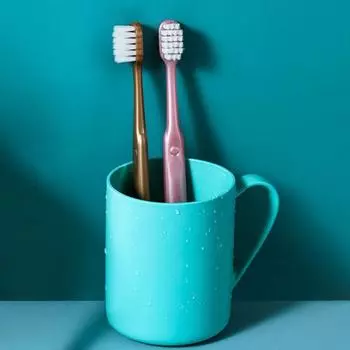 Удобная эргономичная ручная зубная щетка с широкой головкой для взрослых зелёный